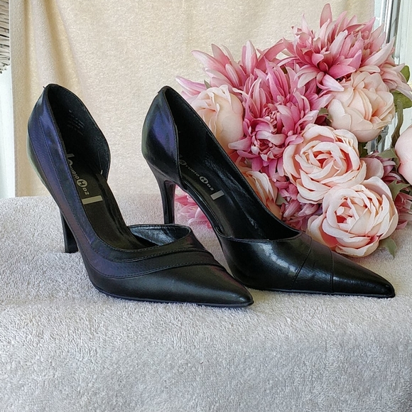 Black Pointed Toe Heels with Side Cut Out - Picture 6 of 9